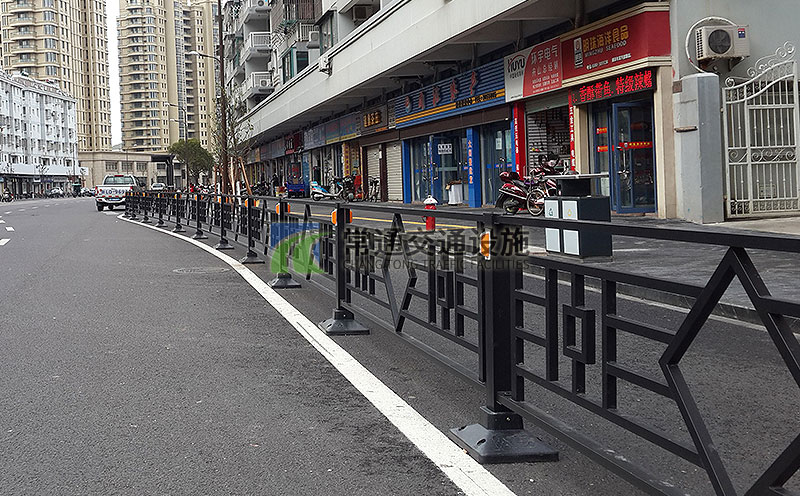 定制方管仿古造型鏤空機(jī)非隔離道路